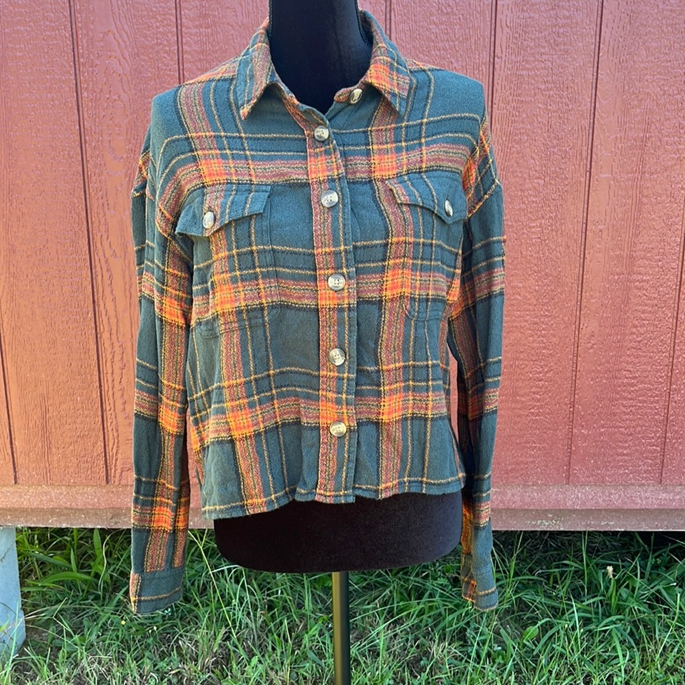 American Eagle paid semi cropped top. Size medium. 83% cotton.